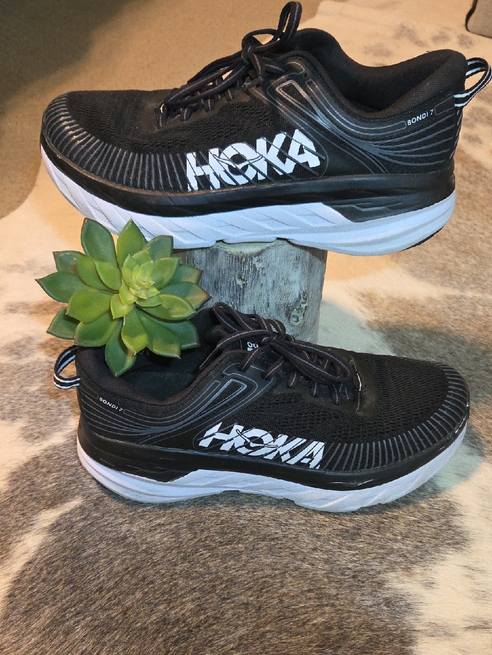 Hoka Womens Bondi 7 Black and White Running Shoes Size 9